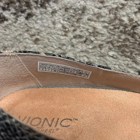 Vionic Antonia textured snakeskin reptile printed wedge pump shoes 9 - Picture 4 of 7